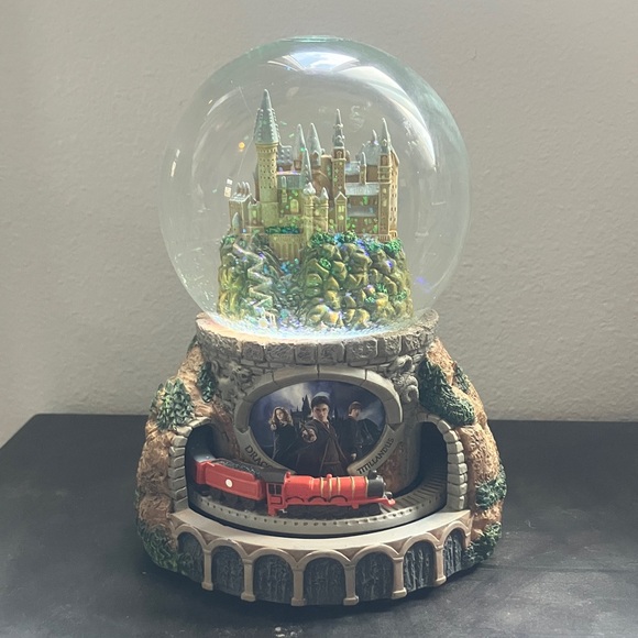 Bradford Exchange Harry Potter “Journey to Hogwarts” Snowglobe